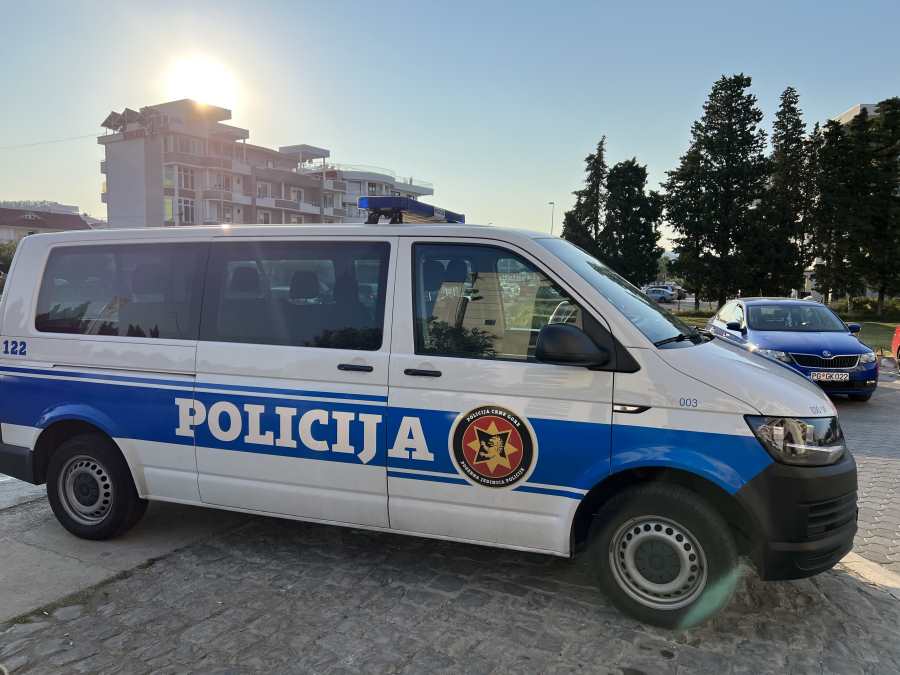 AUTOMOBIL SRPSKIH TABLICA SLETEO U SKADARSKO JEZERO: Saobraćajna nesreća kod Virpazara, vozilo izvučeno iz vode