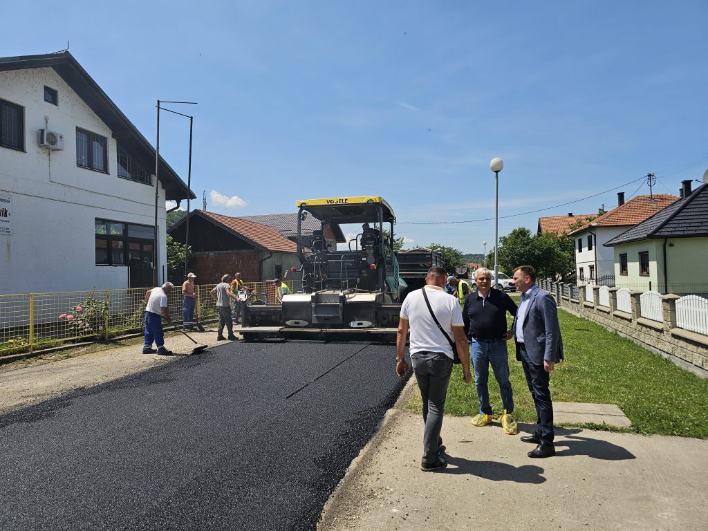 VAŽAN PROJEKAT ZA UGLJEVIČKU MZ PRIGRADSKO: REKONSTRUKCIJA I ASFALTIRANJE BOGUTOVAČKE ULICE
