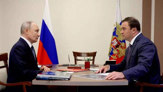 Губернатор Омской области передал Путину сувениры, связанные с регионом