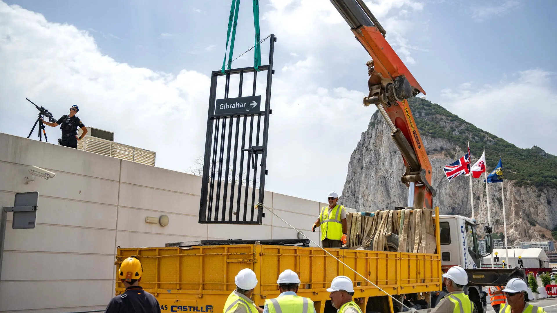  Así ha sido la histórica caída de la verja de Gibraltar: una grúa ha depositado las puertas negras en un camión 
