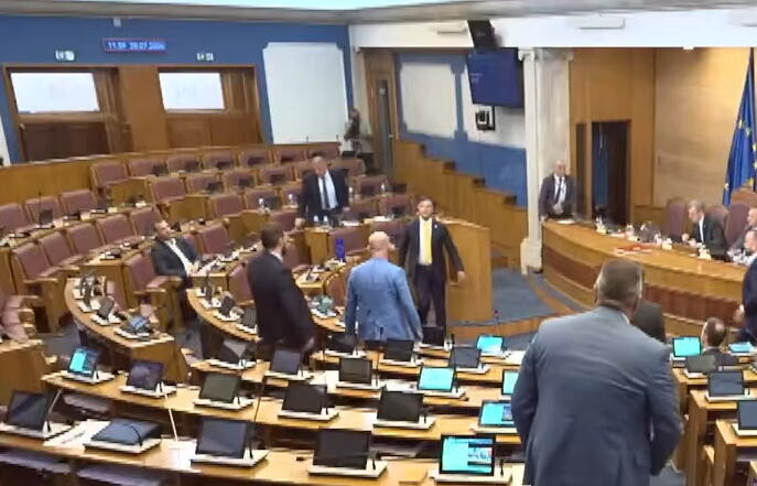 "NAJVEĆA SI BITANGA U PARLAMENTU!" Pogledajte kako se ministar ZALETEO na Milana Kneževića u prenosu sednice Skupštine CG: Poslanici skakali da SPREČE TUČU!