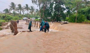 Soldiers on 24-hour flood rescue standby