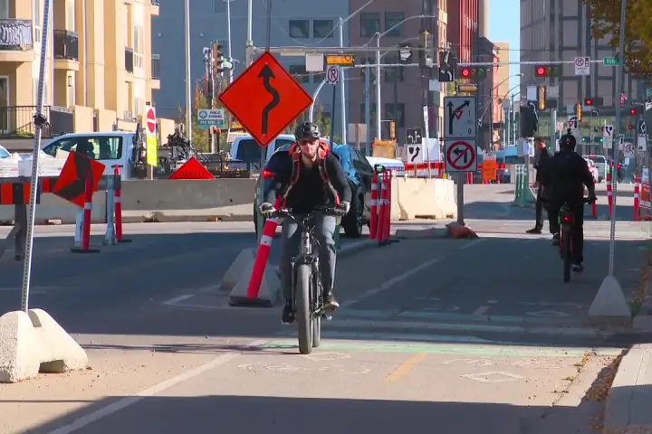 Alberta government creates bike lane complaint line ahead of fall legislation