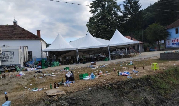 Milan Tanović Tane (Monarhisti): Zaobilaziš me kao Vučić Kragujevac, međutim, smeće nas ne zaobilazi (FOTO)
