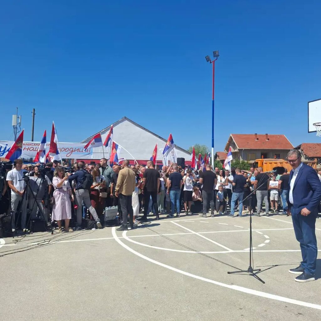 Vučić u Gornjem Sinkovcu kod Leskovca: Ljudima mogu i sa septičkim jamama, ali bez puta ne mogu