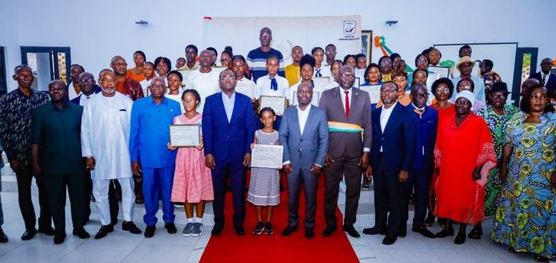 Promotion de l’excellence en milieu scolaire : Plus de 1 050 bourses d’études distribuées à Grand-Bassam