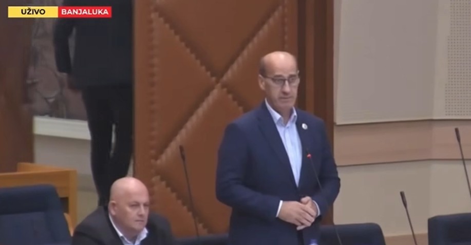Salkić poručio iz Narodne skupštine RS-a: “Nećemo dozvoliti zabranu zastave s ljiljanima, ona je dio naše historije”