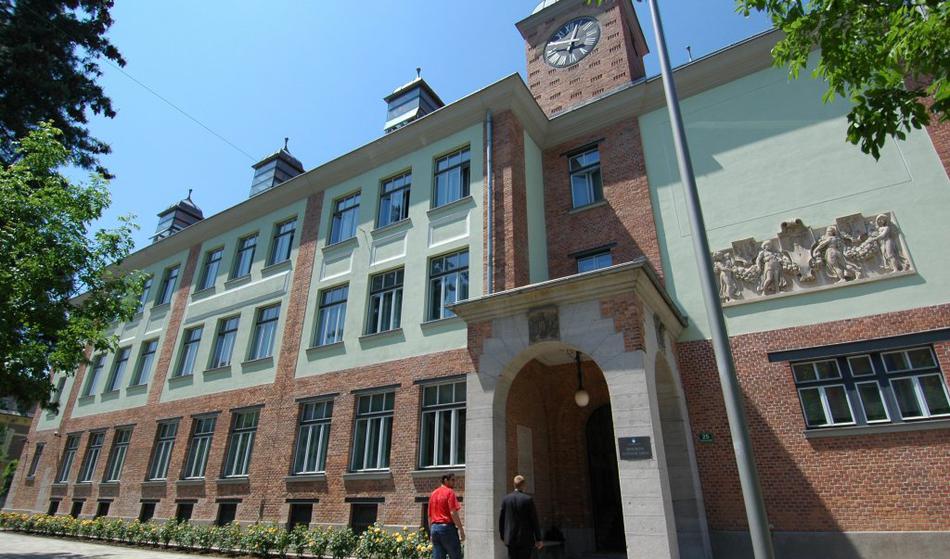 Intervencija pri zunanjem ministrstvu, moški skočil čez ograjo