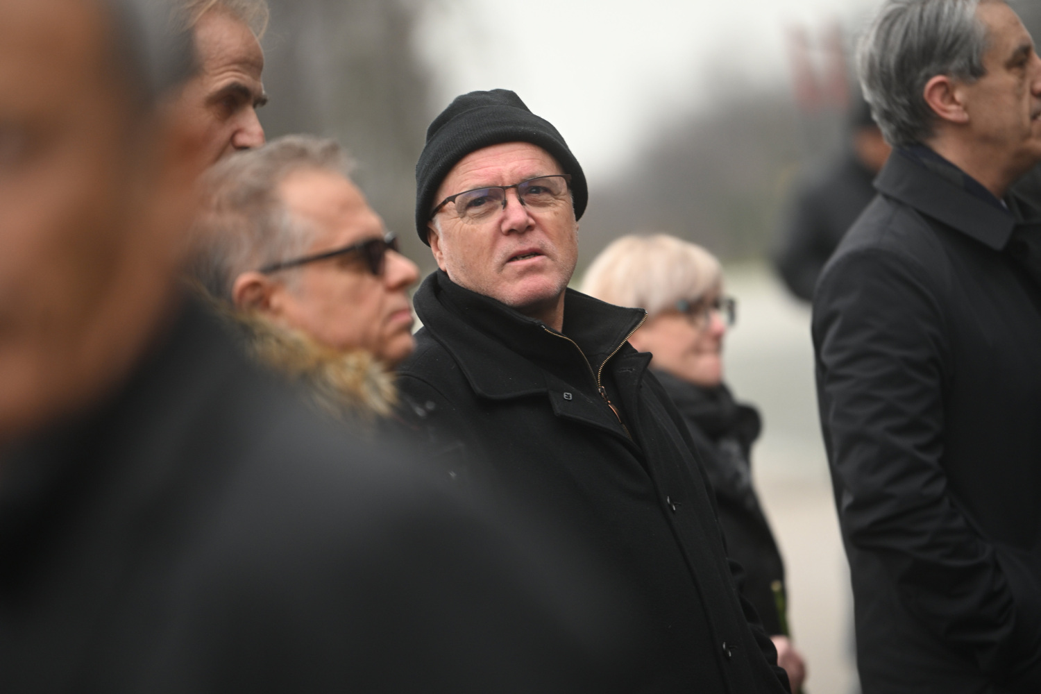 Kandidat za šefa Mirogoja vođa je punk-grupe Zadruga koji nastupe izvodi s motornom pilom