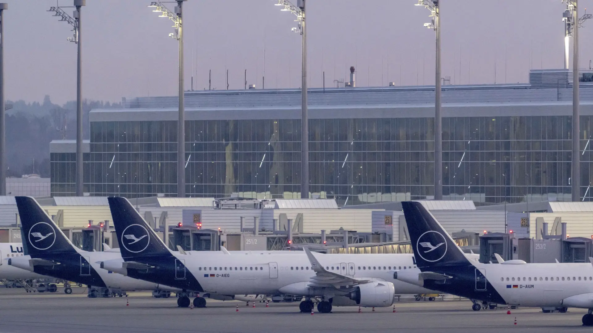  El aeropuerto de Múnich cierra más de una hora tras el avistamiento de un dron de origen desconocido 
