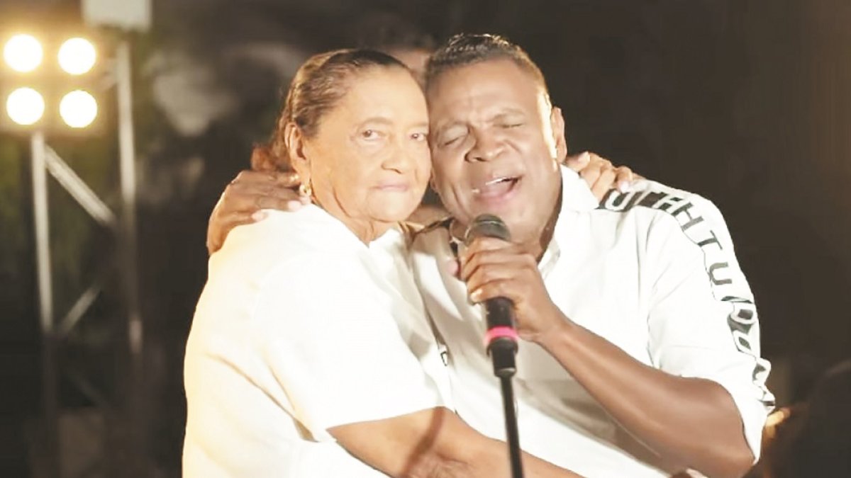 
                De Juan Gabriel a Aventura: temas que inmortalizaron a las madres en la música
            