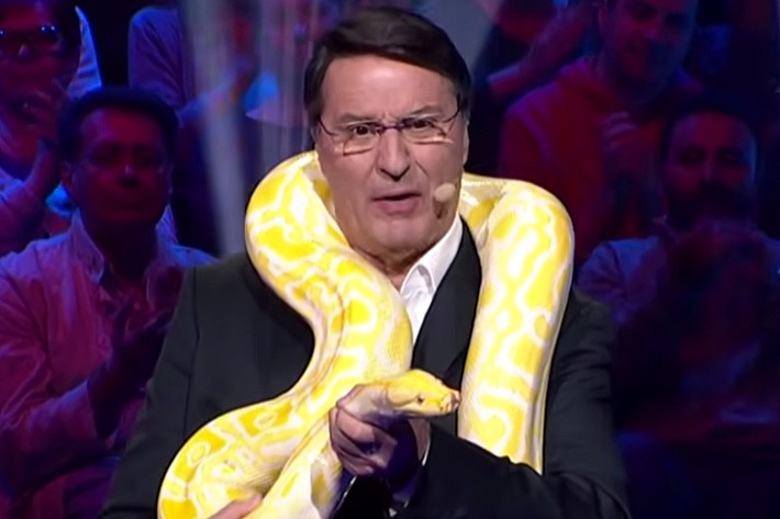 Zmija u studiju RTS-a: Memedović je stavio oko vrata, reakcije Tragača su hit