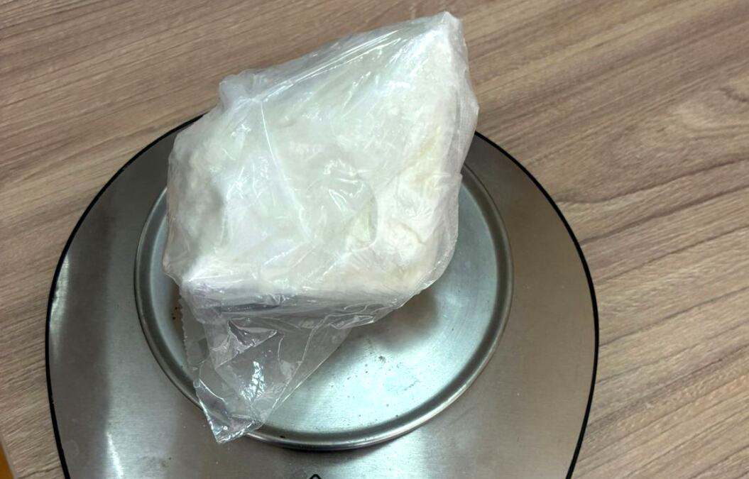 PAO DILER U ČAČKU! Policija upala u stan, našli kokain, vagicu i novac (foto)