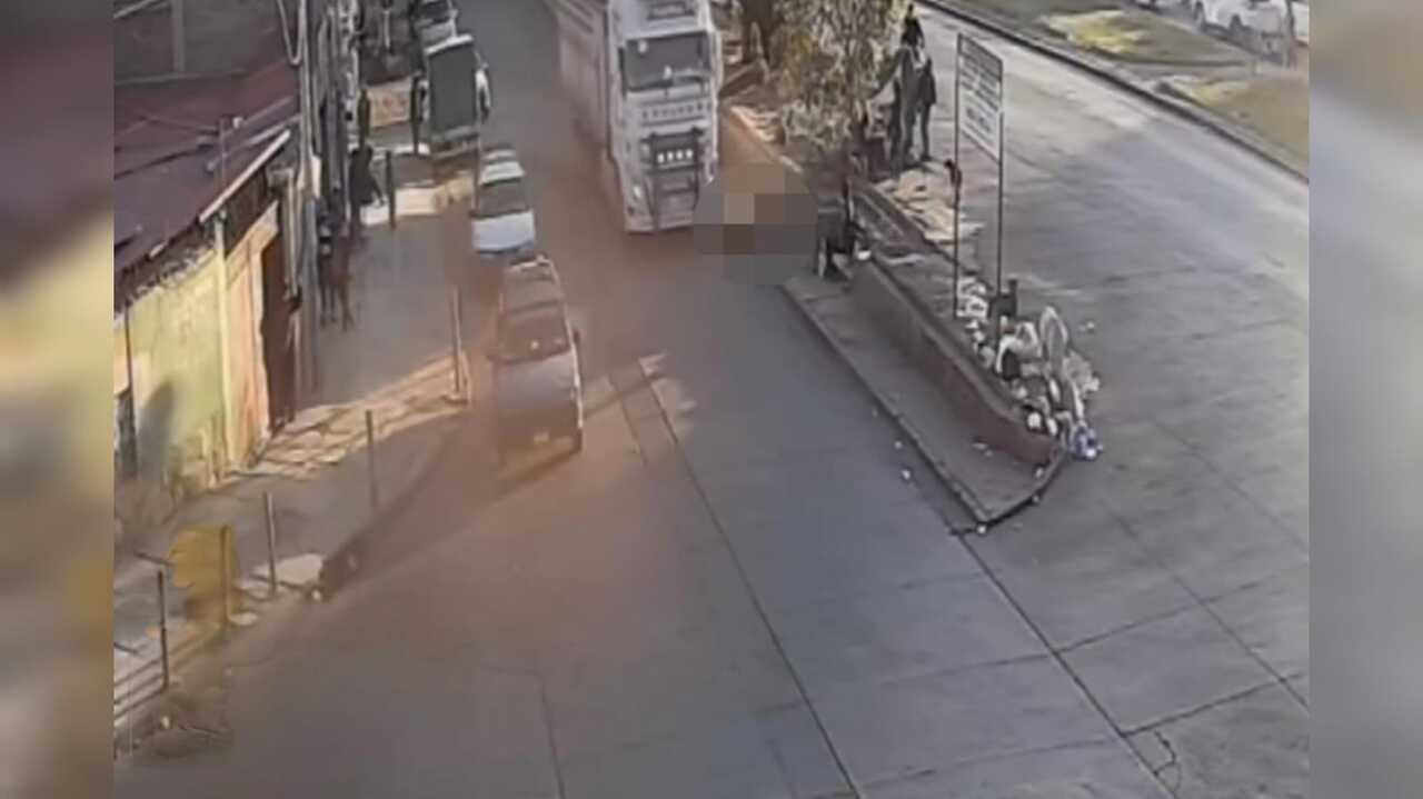 Una joven resulta herida tras ser empujada a la vía y atropellada por un camión