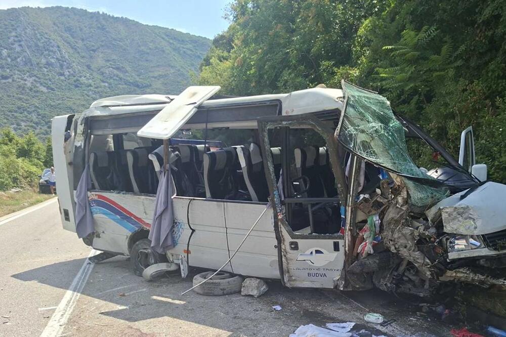 Stravičan udes na crnogorskom primorju: Djevojka (21) podlegla povredama, 16 osoba povrijeđeno