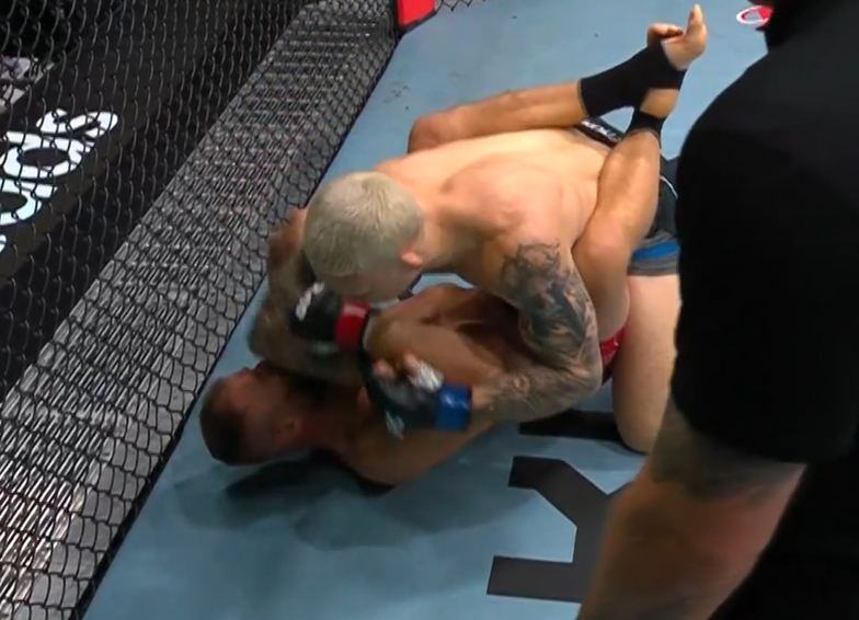 UZNEMIRUJUĆI VIDEO! KRV ŠIKLJA NA SVE STRANE: Najbrutalniji nokaut na UFC večeri šokirao celu Arenu! Sudija odmah prekinuo meč!
