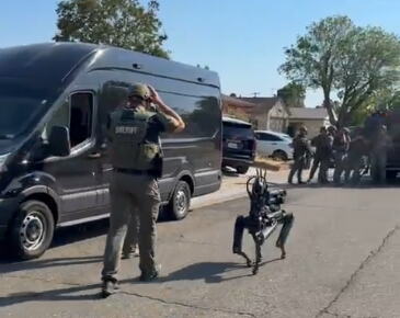 Pogledajte filmski manevar: Policijski dron magnetom oteo nož iz ruku kriminalca, pa došao robopas!