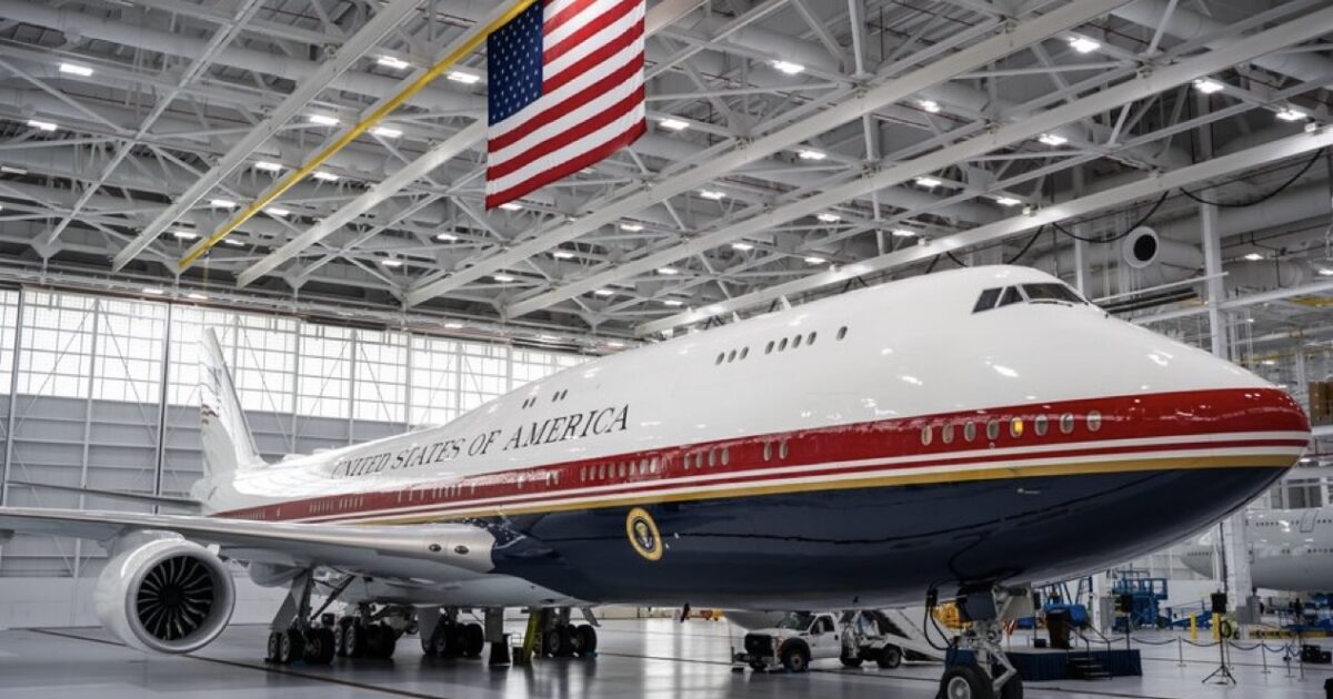 JUST IN: White House Officials Asked to Turn Over Phones in Investigation Into Air Force One Security Leak