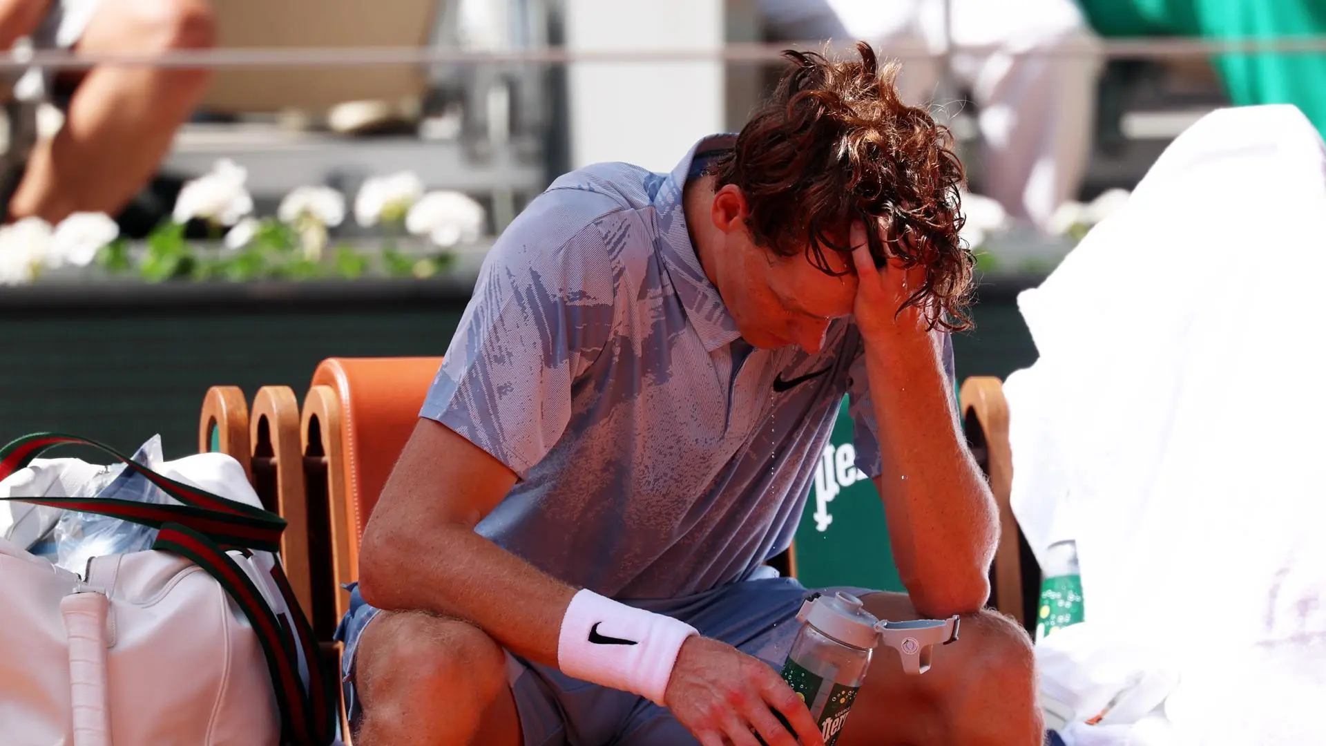 ¡Sorpresón en Roland Garros! Sinner dice adiós tras un agónico partido entre náuseas y calambres 