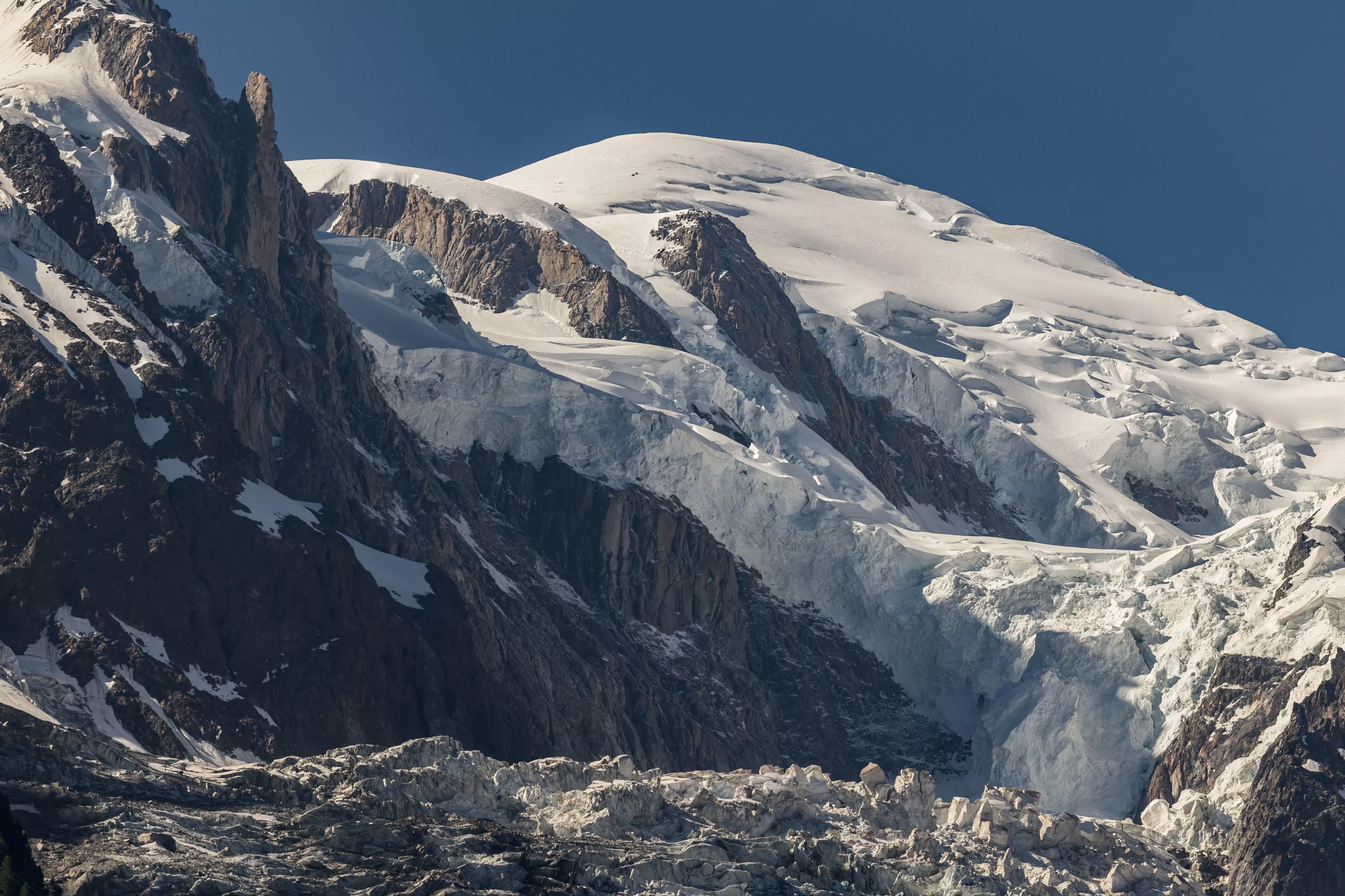 Massif du Mont-Blanc : un alpiniste tchèque et son guide tués par des chutes de pierres dans le couloir du Goûter