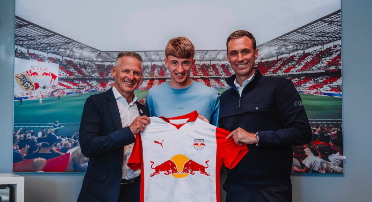 "ENO, MAJKA I DALJE PLAČE, OTAC PRIKRIVA..." Mladi srpski fudbaler posle istorijskog transfera priznao: Tata me nikada nije štitio i gurao!