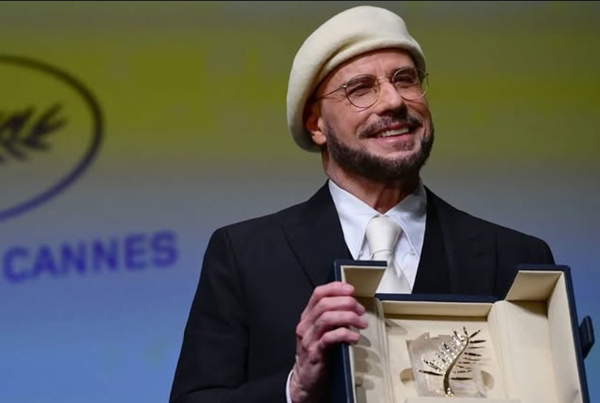 Džon Travolta šokira so izgledot i odnesuvanjeto vo Kan: Obožavatelite se prašuvaat što mu se slučuva na poznatiot akter!