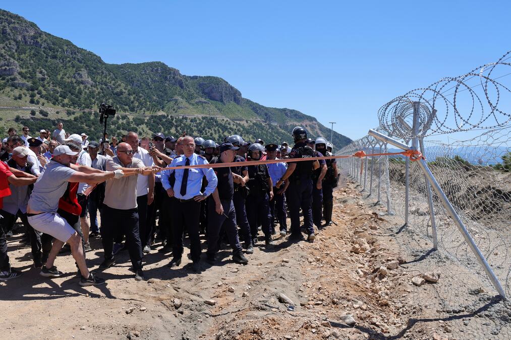 HAOS U ALBANIJI: Besna rulja srušila ogradu oko gradilišta odmarališta Trampovog zeta (VIDEO, FOTO)
