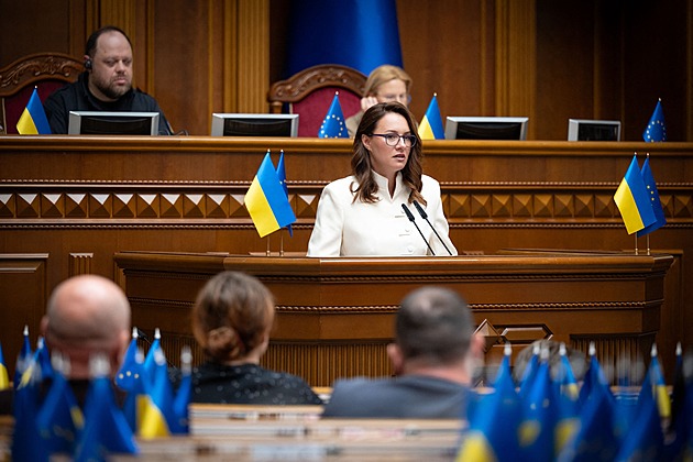 Ukrajina mění strategii, říká Zelenskyj k rošádě. Co potřebuje od nového premiéra