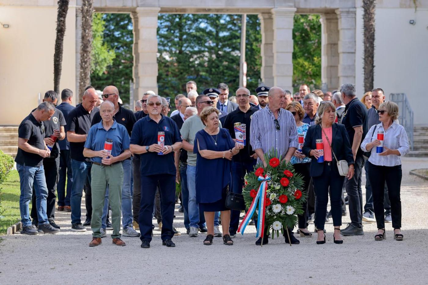 DAN DRŽAVNOSTI Položeni su vijenci i zapaljene svijeće u spomen na sve hrvatske branitelje