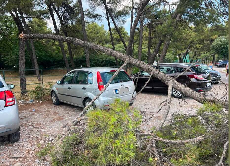 VETAR OBARAO DRVEĆE, GRAD PADAO 10 MINUTA Snažno nevreme pogodilo Podgoricu nakon ogromne vrućine (FOTO/VIDEO)
