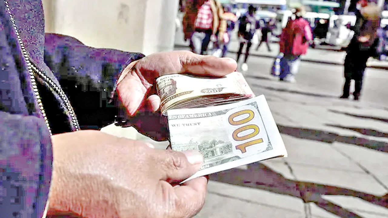 Desde este miércoles, ahorristas pueden empezar a retirar dólares de los bancos