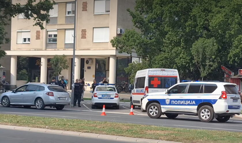 DOŠAO KOLIMA DO BULEVARA, POMOĆ ZATRAŽIO NA KIOSKU! Detalji krvavog obračuna u Novom Sadu: Mladić (26) zatečen na klupi sa teškom povredom! (VIDEO)