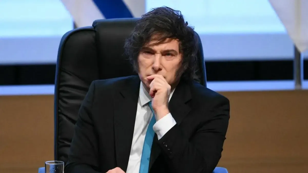 El 63 % de los argentinos pide cambios al plan económico de Milei, según sondeo