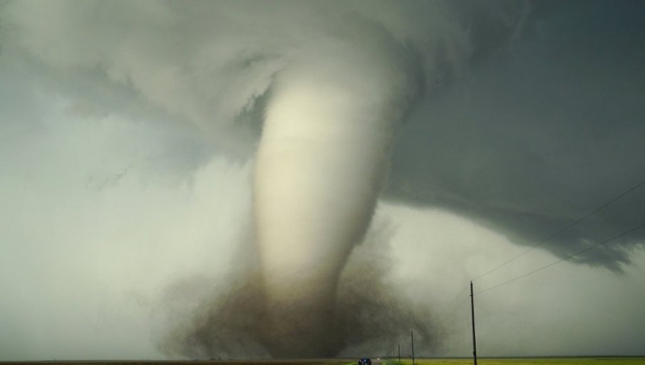 TORNADO PROTUTNjAO SLOVENIJOM: Nosio krovove, oštećene zgrade, polomljeno drveće, pokidana elektro-mreža