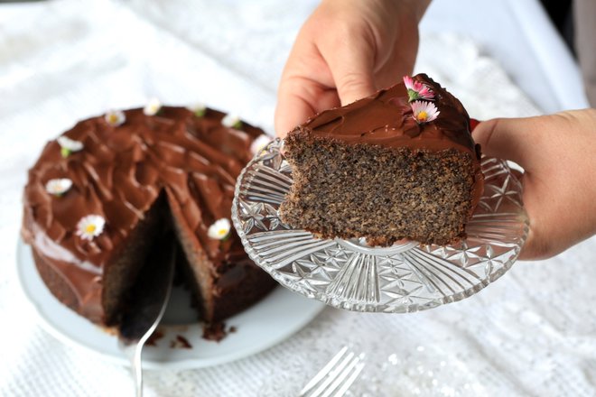 Brez moke, a polnega okusa: makova torta, ki jo boste pekli znova in znova