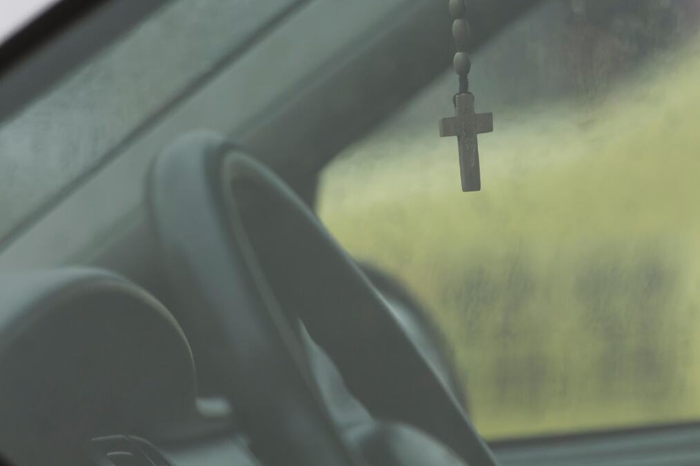 Da li je greh držati krst na retrovizoru automobila? Sveštenik Radoslav dao jasan odgovor i savet za vozače