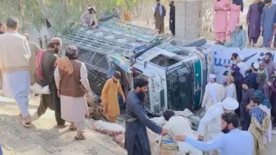 Bus carrying returnees overturns in Afghanistan’s Laghman, 18 killed and 29 injured