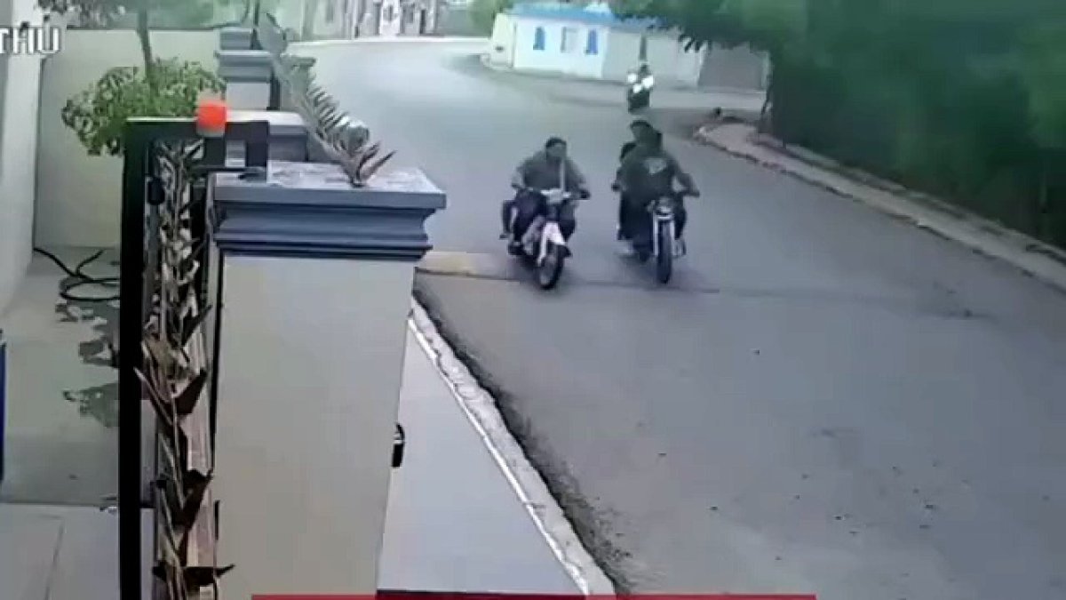 
                Asalto quedó grabado: apresan a dos hombres acusados de robar a una mujer que viajaba con una niña
            