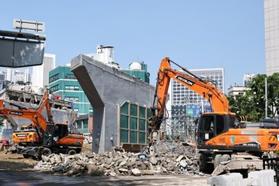 Police raid Seoul city offices, contractors over overpass collapse
