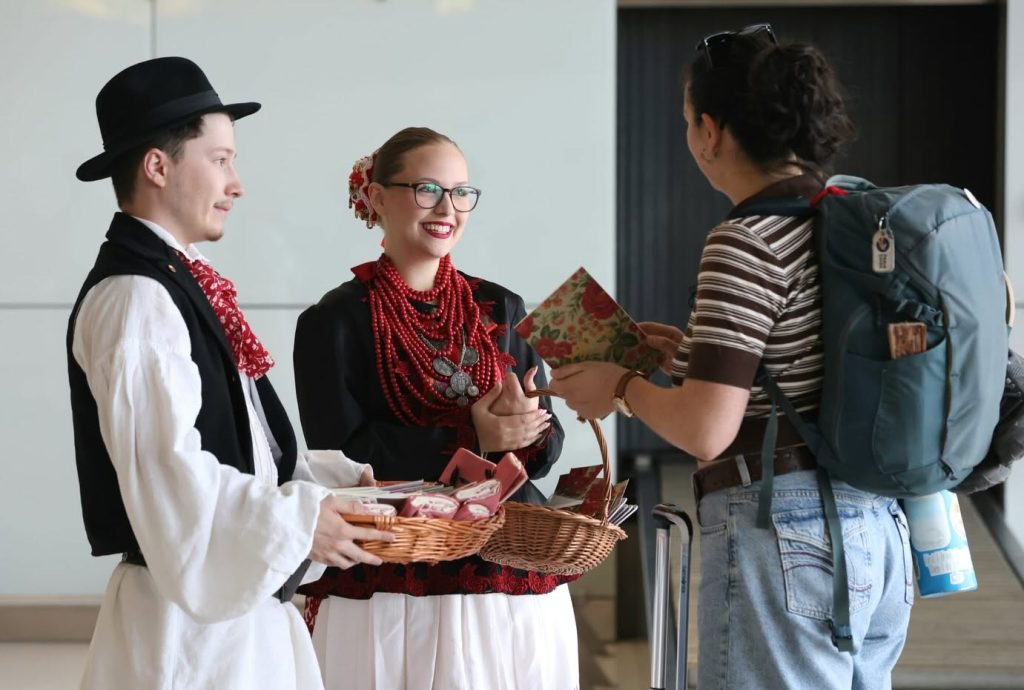 Zagrebačka županija predstavila tradiciju na ulazu u Hrvatsku! Putnike dočekali u turopoljskim nošnjama