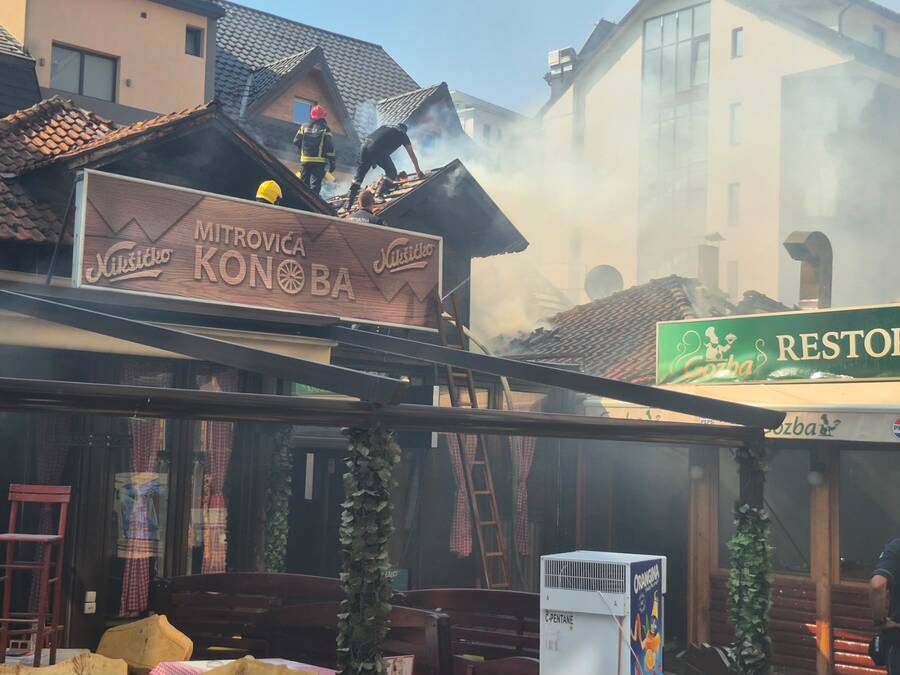 POZNATI RESTORAN BUKNUO KAO KUTIJA ŠIBICA! Novi snimci požara na Zlatiboru, plamen gutao objekat, vatrogasci sprečili još veću katastrofu (FOTO)
