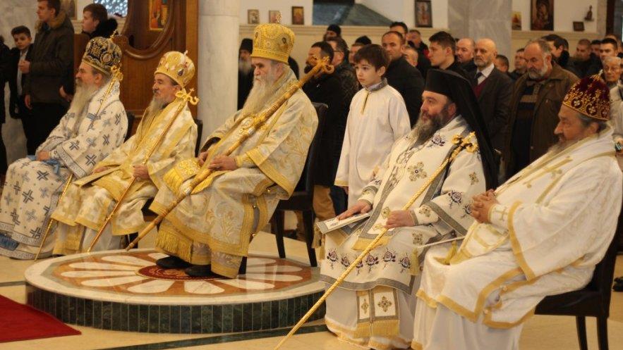 EPARHIJA RAŠKO-PRIZRENSKA: Zastave OVK na zrgadi crkvene porte u Lipljanu potvrda pogoršanja bezbednosne situacije: Namerni čin zastrašivanja 