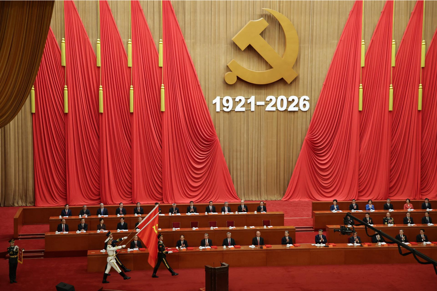 El aniversario llega en un contexto de concentración de poder en torno a Xi, que desdibujó las pautas de relevo que habían acompañado las transiciones previas en la cúpula dirigente china.