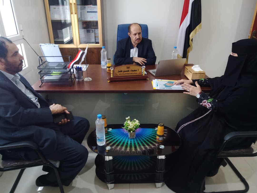 نائب وزير الشؤون الاجتماعية يطلع على سير العمل في اللجنة الوطنية للمرأة بمأرب