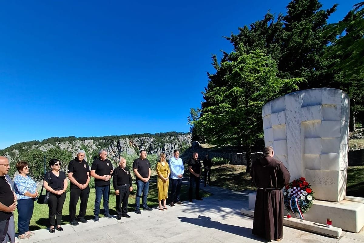 Uoči Dana državnosti: Kod spomenika braniteljima na Topani zapaljene svijeće i položeni vijenci