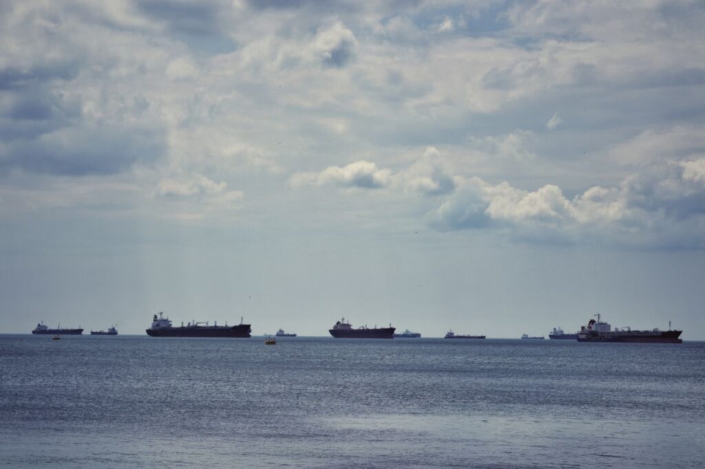 Some ships still crossing Hormuz despite security threat