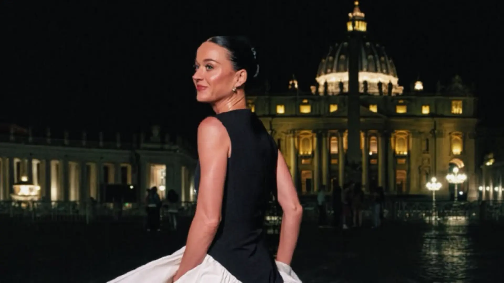  Katy Perry lanza su tarjeta a la Fontana di Trevi para tener buena suerte ante la denuncia de agreión sexual 