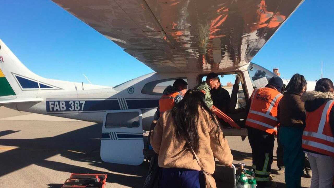 Vuelo humanitario: niño es trasladado de Uyuni a La Paz por atención médica