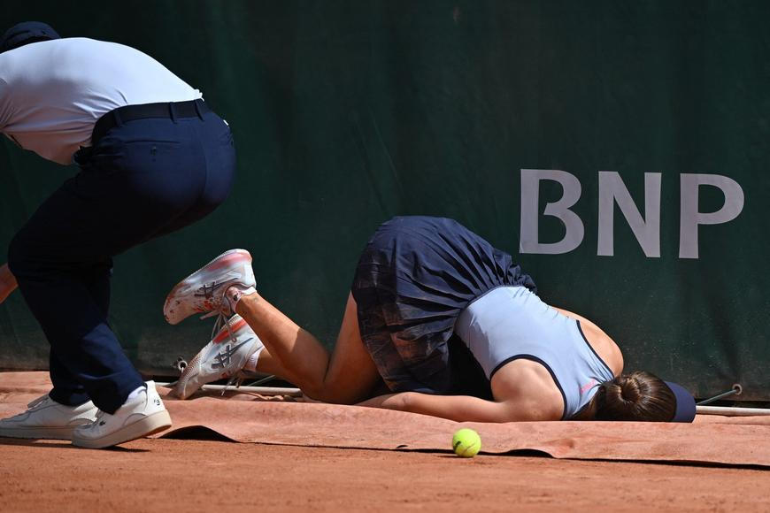 Tenistka se na Roland Garros bizarně zranila. Tohle se nesmí stávat, zlobí se hvězda