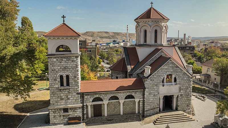 Srpska pravoslavna crkva i vernici slave Petrovdan